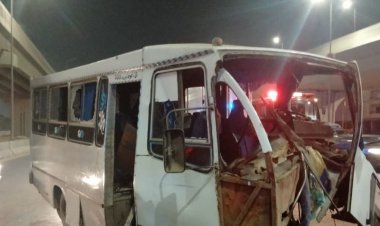 إصابة 14 أشخاص في حادث اصطدام مينى باص بالرصيف أعلى الطريق الأوسطي