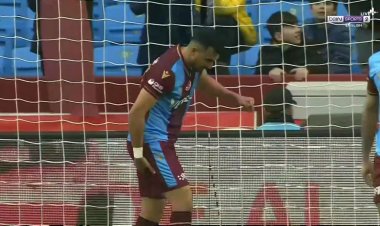 إصابة «تريزيجيه».. واللاعب يغادر الملعب مصاب