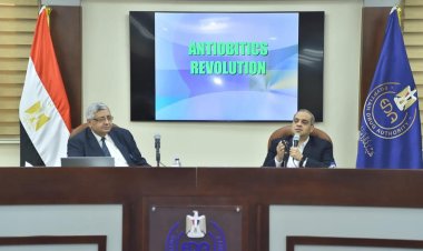 مستشار الرئيس للصحة يلقى محاضرة بهيئة الدواء حول الاستخدام الرشيد للمضادات
