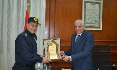 محافظ الجيزة يتسلم درع التكريم لجهوده فى دعم الحماية المدنية