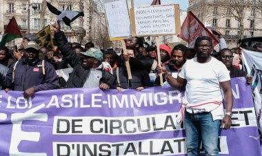 مهاجرون ذوو أصول إفريقية يحتجون في باريس ضد قانون ترحيلهم