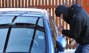 ضبط مسجل خطر سرق سيارة سيدة من أمام مول شهير بالتجمع الخامس