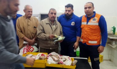 «الدنيا لسه بخير».. شاهد| 3 مسعفين يُعيدون نصف مليون جنيه  لضحايا حادث سيارة بأكتوبر