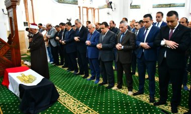 محافظ بورسعيد ومدير الأمن يتقدمان صفوف المشيعين لجنازة الرائد أحمد زكريا