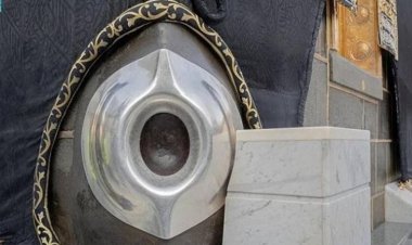 مطرزة بخيوط الذهب.. شاهد تغيير كسوة الحجر الأسود