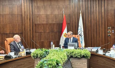 رئيس الرقابة النووية يقدم عرضا تفصيليا عن أهم محطات البرنامج السلمي المصري