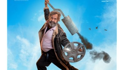 محمد سعد يعتلي تمثال رمسيس الثاني ببوستر مسلسله «إكس لانس»