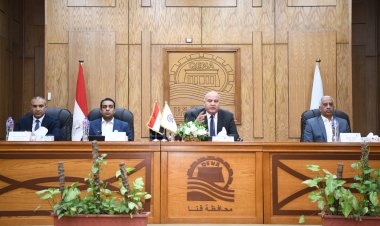 في اجتماع رؤساء المحليات بقنا.. المحافظ يشدد بخصوص إزالة التعديات على الأراضي الزراعية