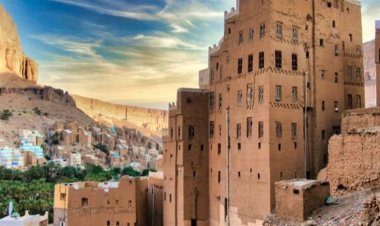 مشاهد ولا أغرب تشعل نار اليمنيين..عسل يملأ الشارع في إب