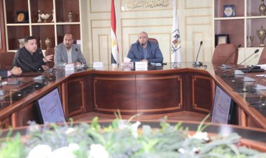 محافظ بني سويف  يواصل  اجتماعاته لمتابعة مستجدات  الأعمال بمشروع  تطوير سوق الدهشوري