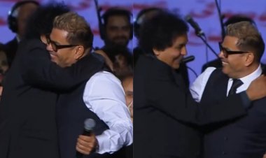 قدماها منذ 41 عاما.. عمرو دياب ومحمد منير يشعلان مسرح الرياض بأغنية «أمي الحبيبة» في حفل تكريم هاني شنودة