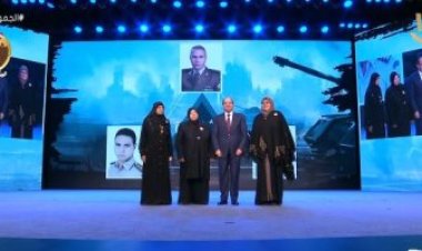 بـ «يوم الشهيد».. الرئيس السيسي يلتقط صور تذكارية مع «أمهات الشهداء»