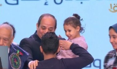 «لقطة إنسانية».. نجل شهيد يقدم التحية العسكرية للرئيس السيسي