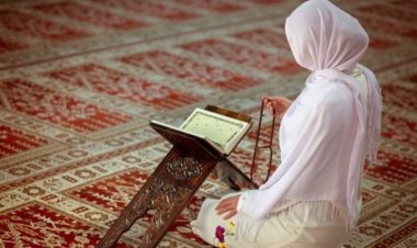 هل يجوز قراءة سورة قصيرة بعد الفاتحة في الركعة الثالثة والرابعة؟.. أزهري يُجيب (خاص)