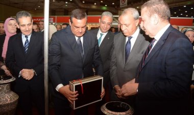 وزيرا التنمية المحلية والبيئة يفتتحان جناح «أيادي مصر» بمعرض القاهرة الدولي