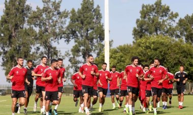 الأهلي يؤدى مرانه الختامي على ملعب مباراة صن دوانز