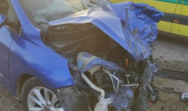 بالأسماء.. إصابة طبيب وآخر إثر تصادم سيارتين ملاكي على صحراوي قنا