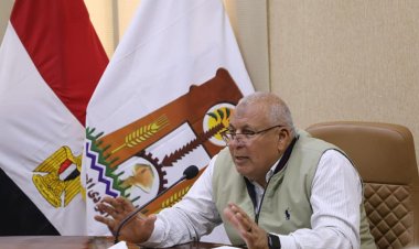 محافظ الوادي الجديد يعقد اجتماعًا لمتابعة موقف أراضي صندوق الاستصلاح بالمراكز