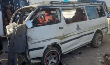 إصابة 13 شخصًًا  في انقلاب سياره ميكروباص أعلي طريق المحور