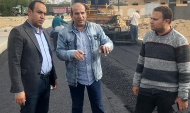 رئيس جهاز الشروق يتابع رصف الطرق الداخلية بالحي الثالث