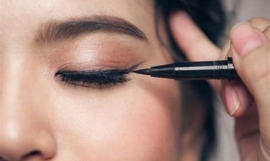 حكم استخدام «الأيلاينر» في رمضان.. هل يفسد الصيام؟