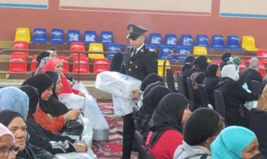 «وزارة الداخلية» توزع عبوات غذائية على «المرأة المعيلة» بالمحافظات