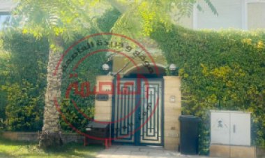 ننشر حقيقة سرقة دروع وجوائز من فيلا محمد صلاح  (صور)