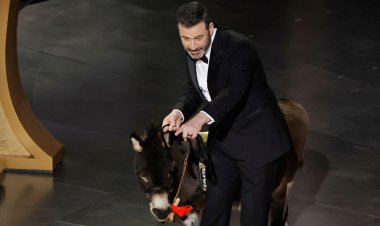 جيمي كيميل مقدم الحفل يصطحب «حمار» على مسرح الأوسكار!