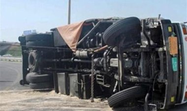 إصابة 6 أشخاص إثر انقلاب سيارة نقل على صحراوي أسوان