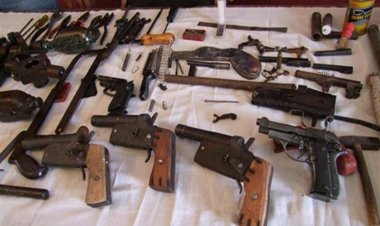 القبض على شخص وبحوزته أسلحة نارية ومواد مخدرة بالتجمع الخامس