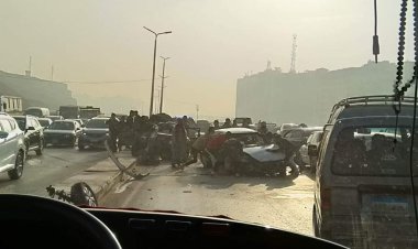 صور| اصطدام سيارتين أعلى محور حسب الله الكفراوي وسقوط إحداهما من أعلى الطريق