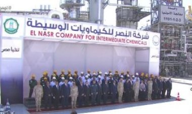 الرئيس السيسي يلتقط صورة تذكارية مع الحضور أثناء افتتاح مصانع الأسمدة الآزوتية