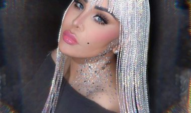 أحلام تثير الجدل بعد ظهورها بباروكة مرصعة بالماس