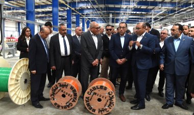 رئيس الوزراء يتفقد مصنع «بنية» لكابلات الألياف الضوئية