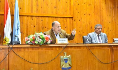 لهذا السبب.. محافظ أسيوط يجتمع مع رؤساء القرى ومسئولي المتغيرات المكانية بالمراكز