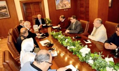 محافظ بورسعيد يناقش مستجدات أعمال تنفيذ الجسر الواقي بمنطقة شمال الحسنية والطريق الدائرى