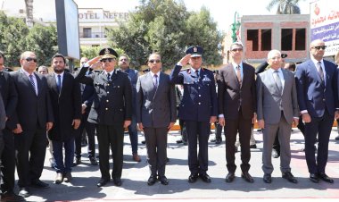 نائب محافظ المنيا يضع إكليلا من الزهور على النصب التذكاري بمناسبة العيد القومي 104