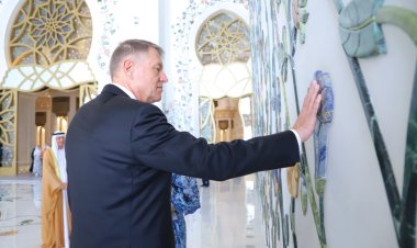 رئيس رومانيا يزور جامع الشيخ زايد الكبير في أبوظبي