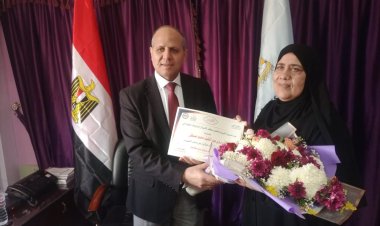 داخل ممر شرفي.. وكيل تعليم كفر الشيخ يستقبل الأم المثالية الأولى بالورود