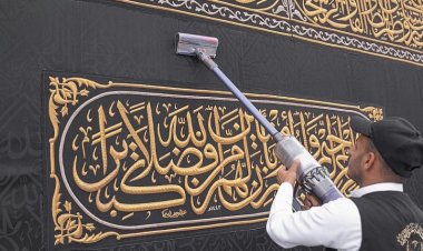 صور| الكعبة تستعد لاستقبال شهر رمضان