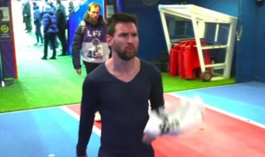 بصافرات الاستهجان.. جماهير باريس تهاجم ميسي واللاعب يرد بغضب