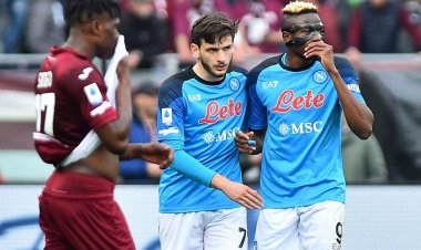 أوسيمين وكفاراتسخيليا يقربان نابولي أكثر من اللقب