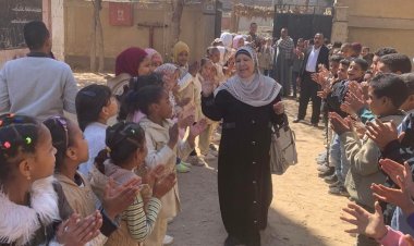 «كانت أم».. ممر شرفي من تلاميذ مدرسة لمعلمة بلغت سن المعاش بقنا | صور