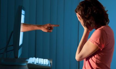 القبض على سيدتين لابتزازهما شابا في سفاجا