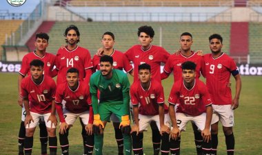 المنتخب الأولمبي بالزي التقليدي وزامبيا باللون الأخضر