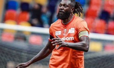 أديبايور يُعلن اعتزاله كرة القدم