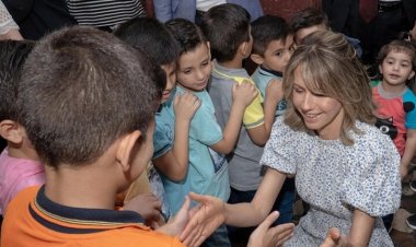 تهنئة بمناسبة عيد الأم بخط يد السيدة الأولى في سوريا