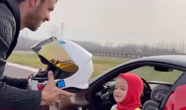 عمره 3 سنوات فقط.. طفل يقود سيارة والده فى سباق احترافى