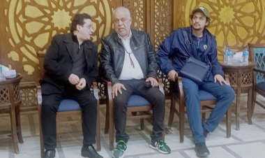 شاهد| أشرف زكي يتلقى العزاء في الفنانة لبنى محمود بالحامدية الشاذلية