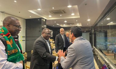 وزير الرياضة يؤازر منتخب مصر الأولمبي أمام زامبيا